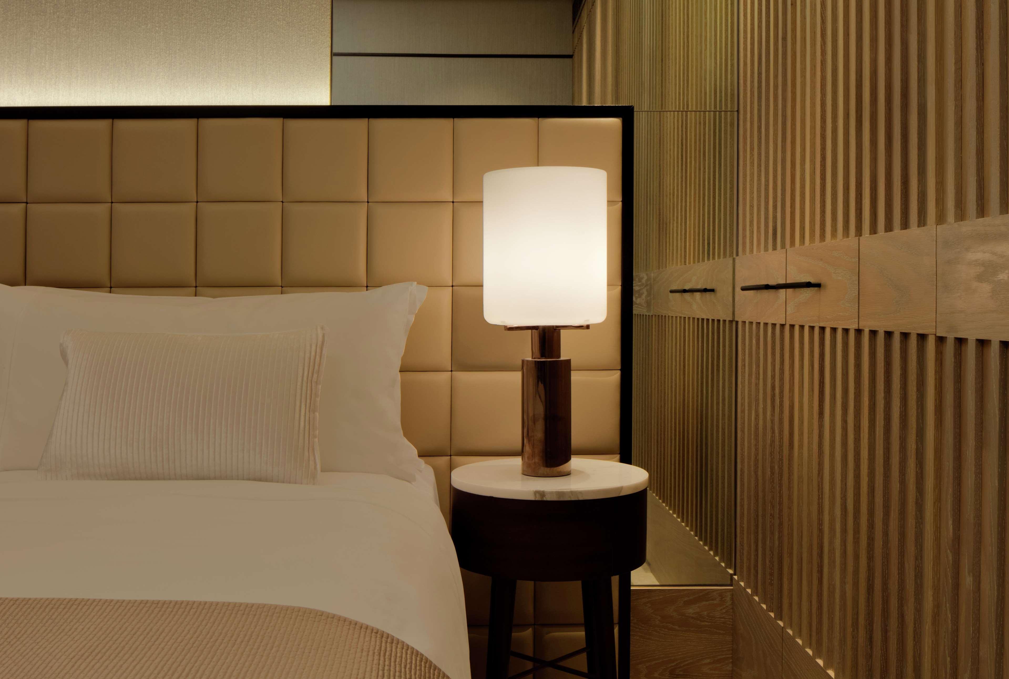 Waldorf Astoria Dubai International Financial Centre Hotel Kültér fotó A table lamp
