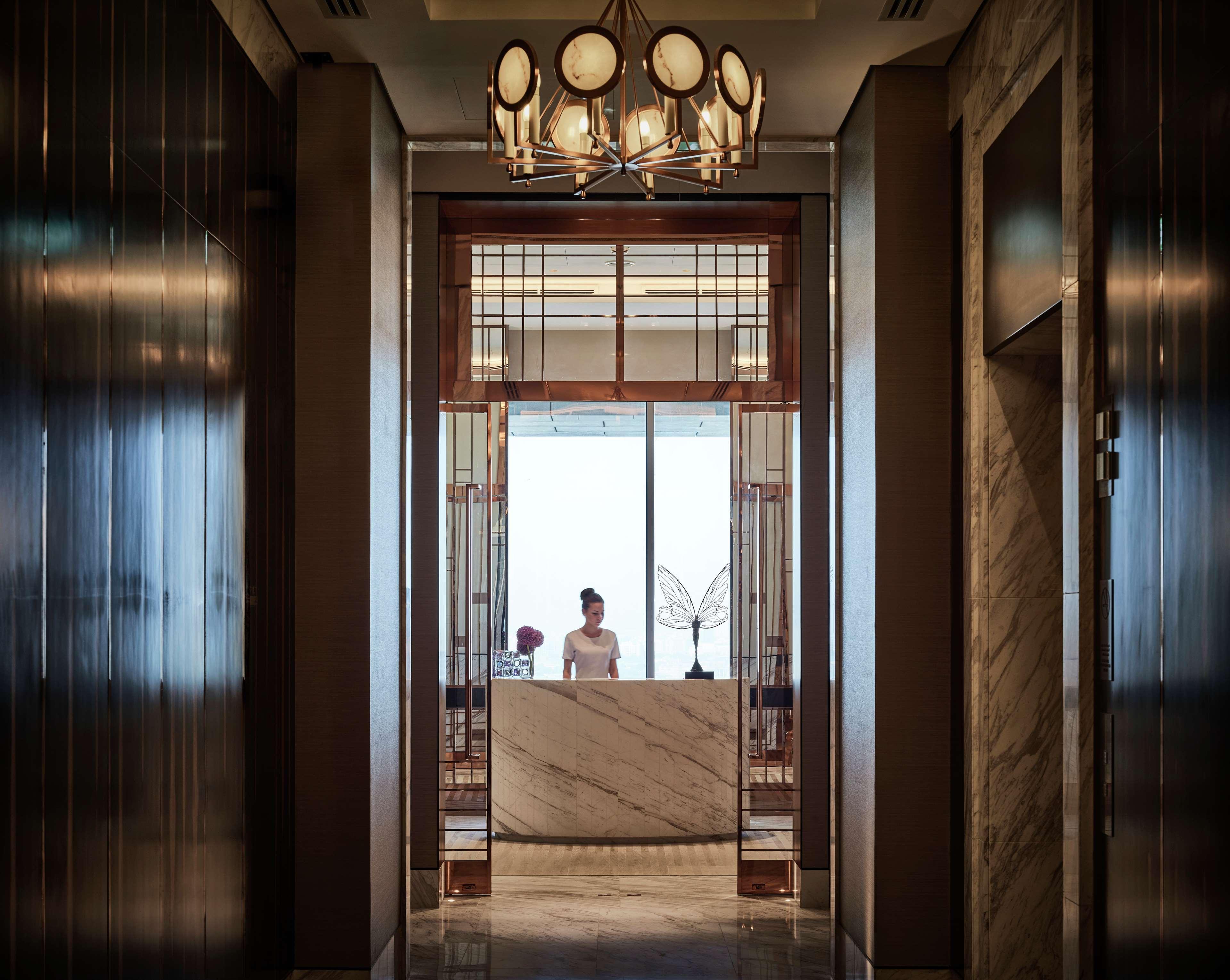 Waldorf Astoria Dubai International Financial Centre Hotel Kültér fotó The Concierge