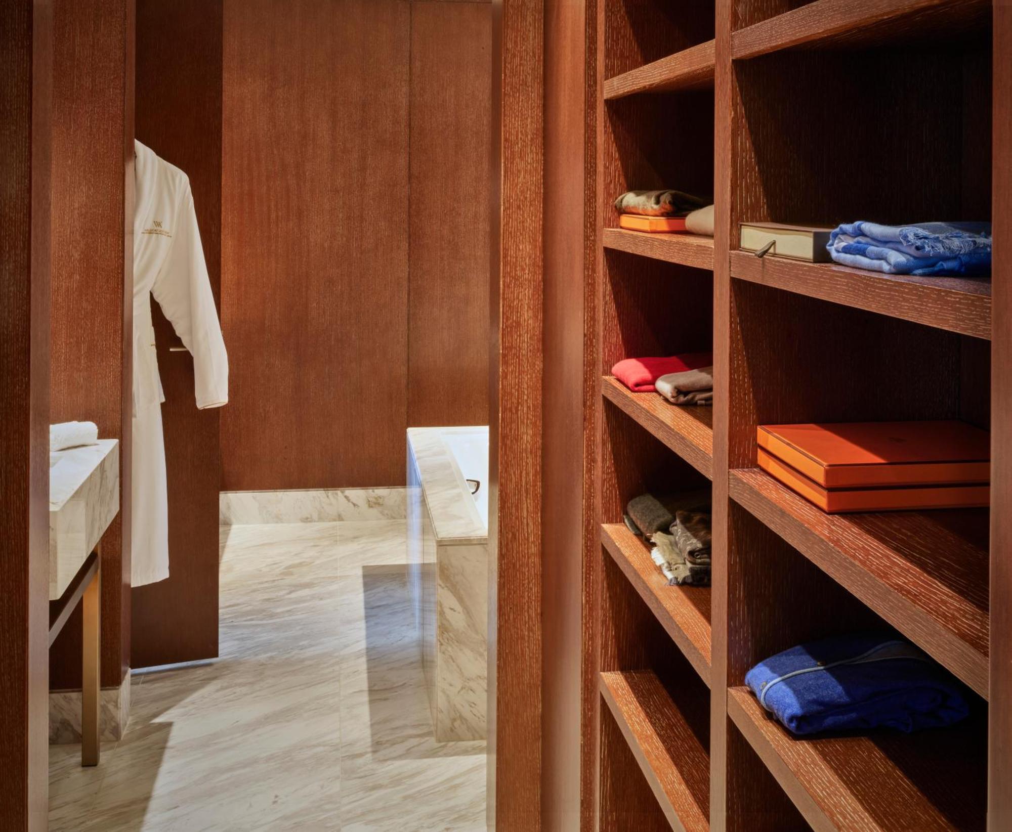 Waldorf Astoria Dubai International Financial Centre Hotel Kültér fotó A walk-in closet
